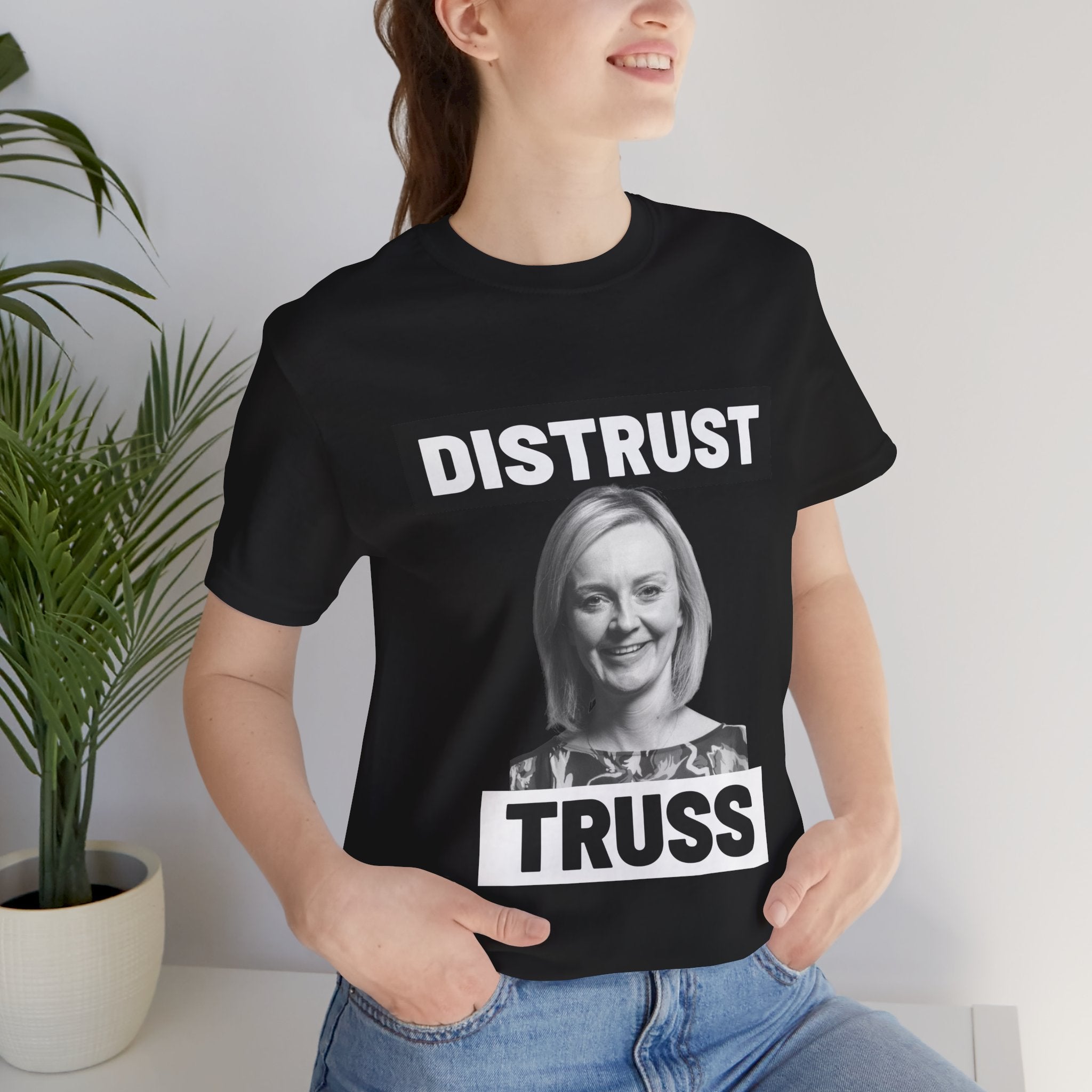 Distrust Truss T-Shirt: British Politics Corrupt Leadership