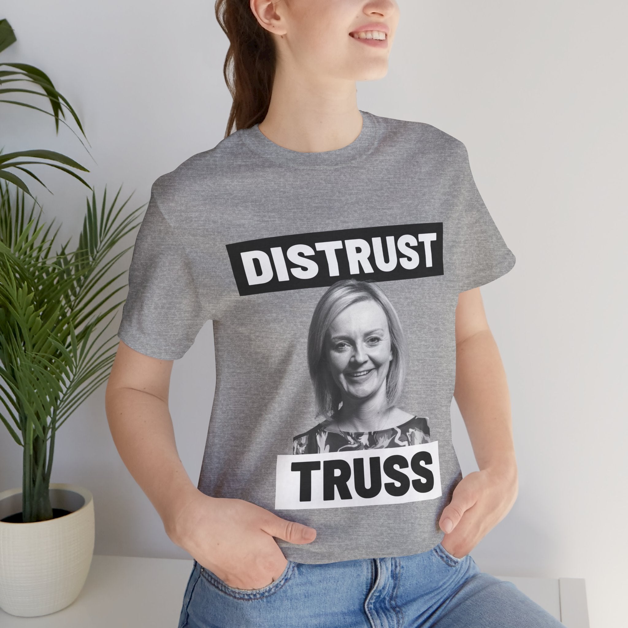 Distrust Truss T-Shirt: British Politics Corrupt Leadership