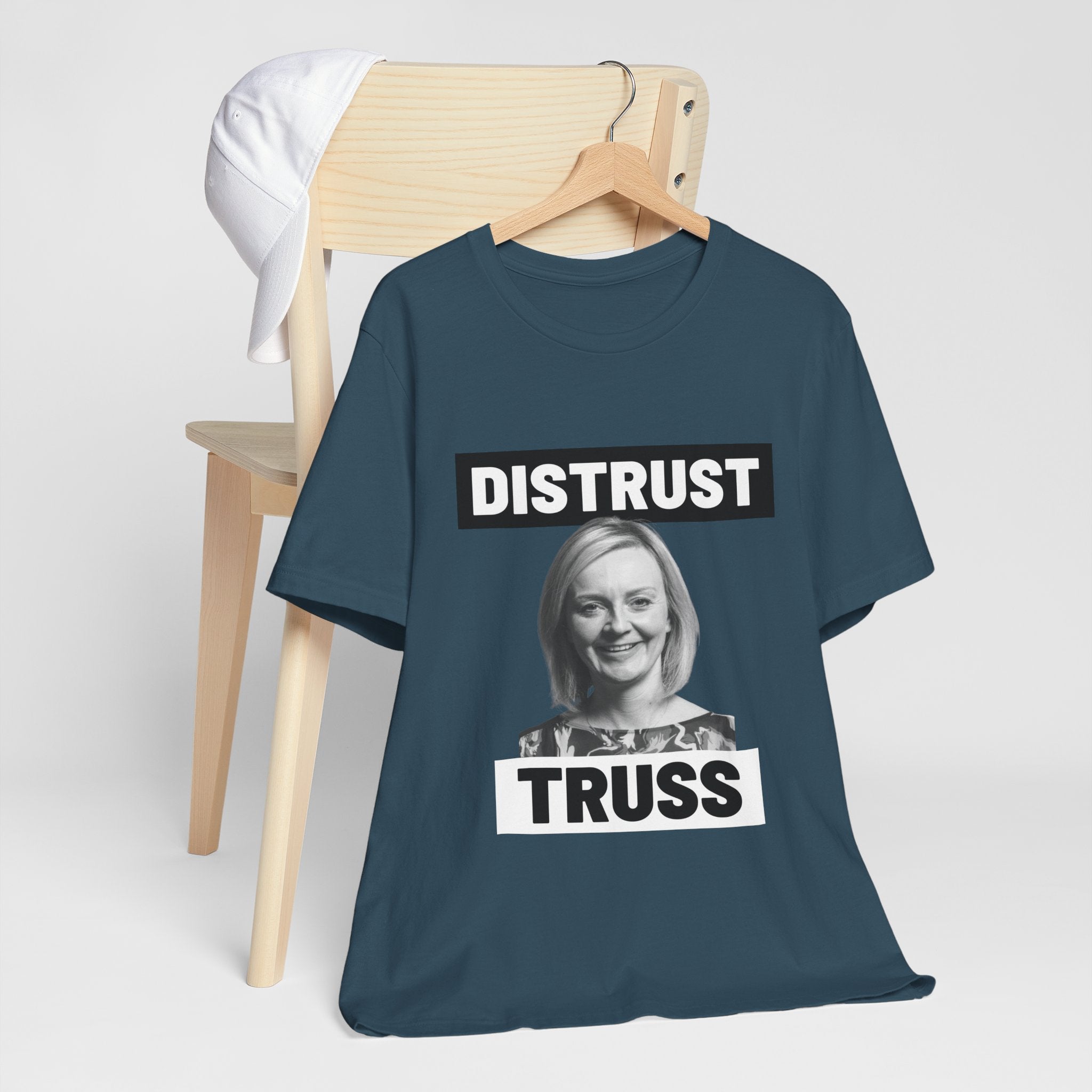 Distrust Truss T-Shirt: British Politics Corrupt Leadership