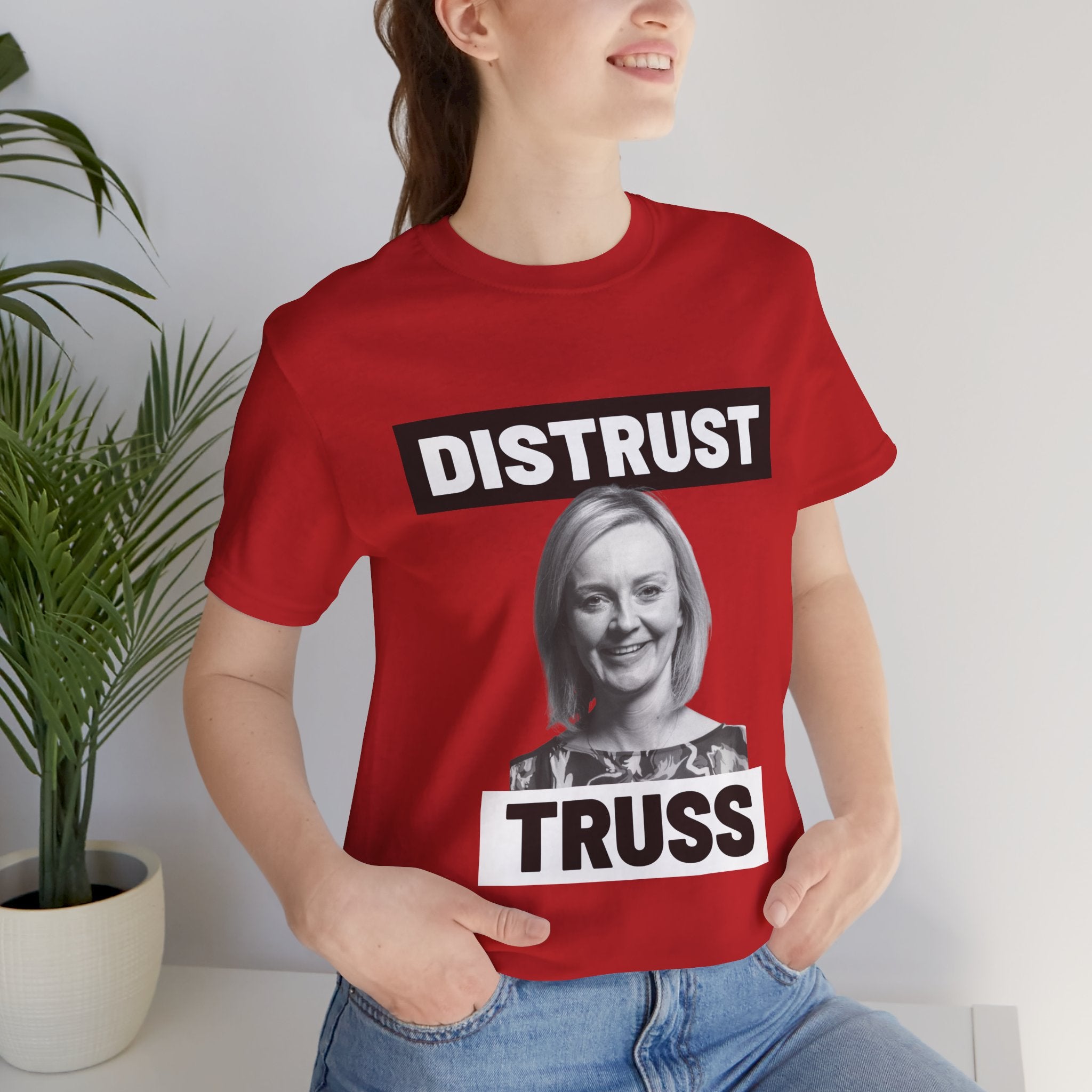 Distrust Truss T-Shirt: British Politics Corrupt Leadership