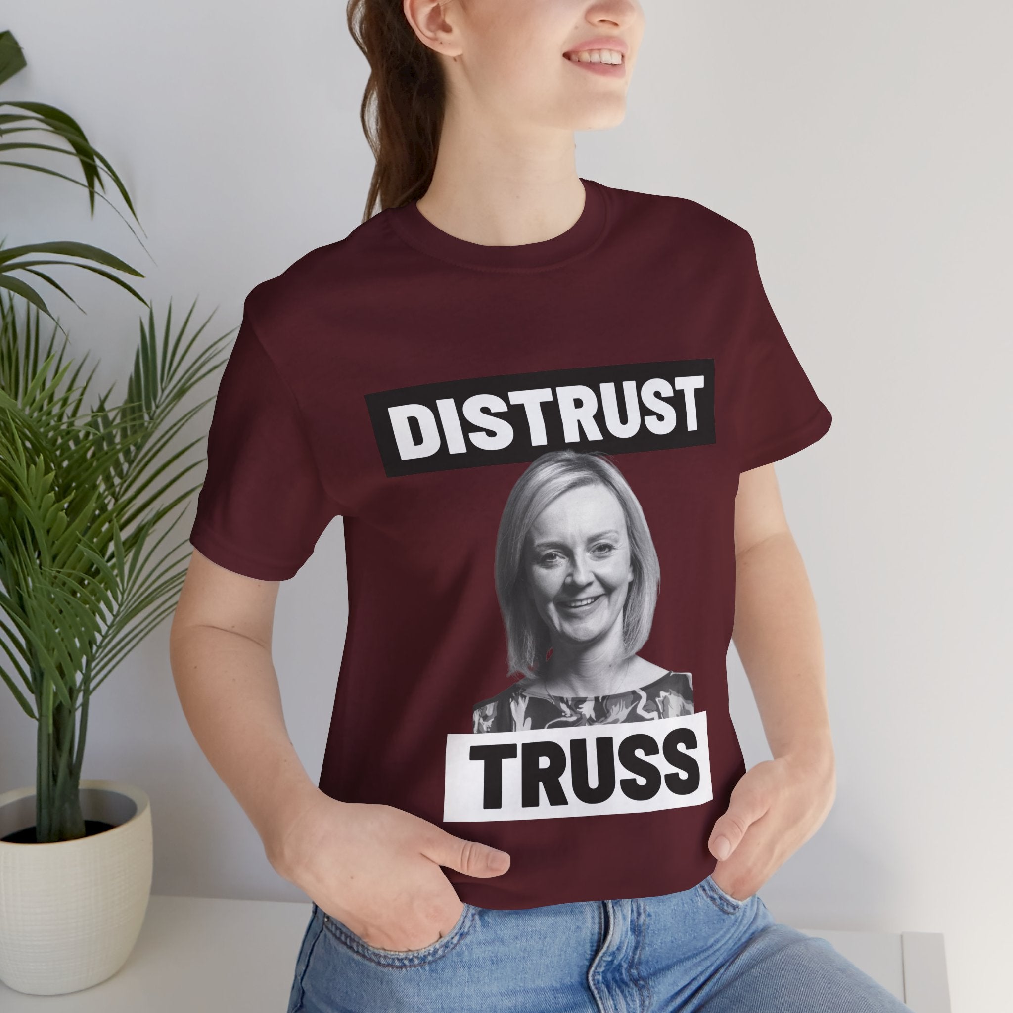 Distrust Truss T-Shirt: British Politics Corrupt Leadership