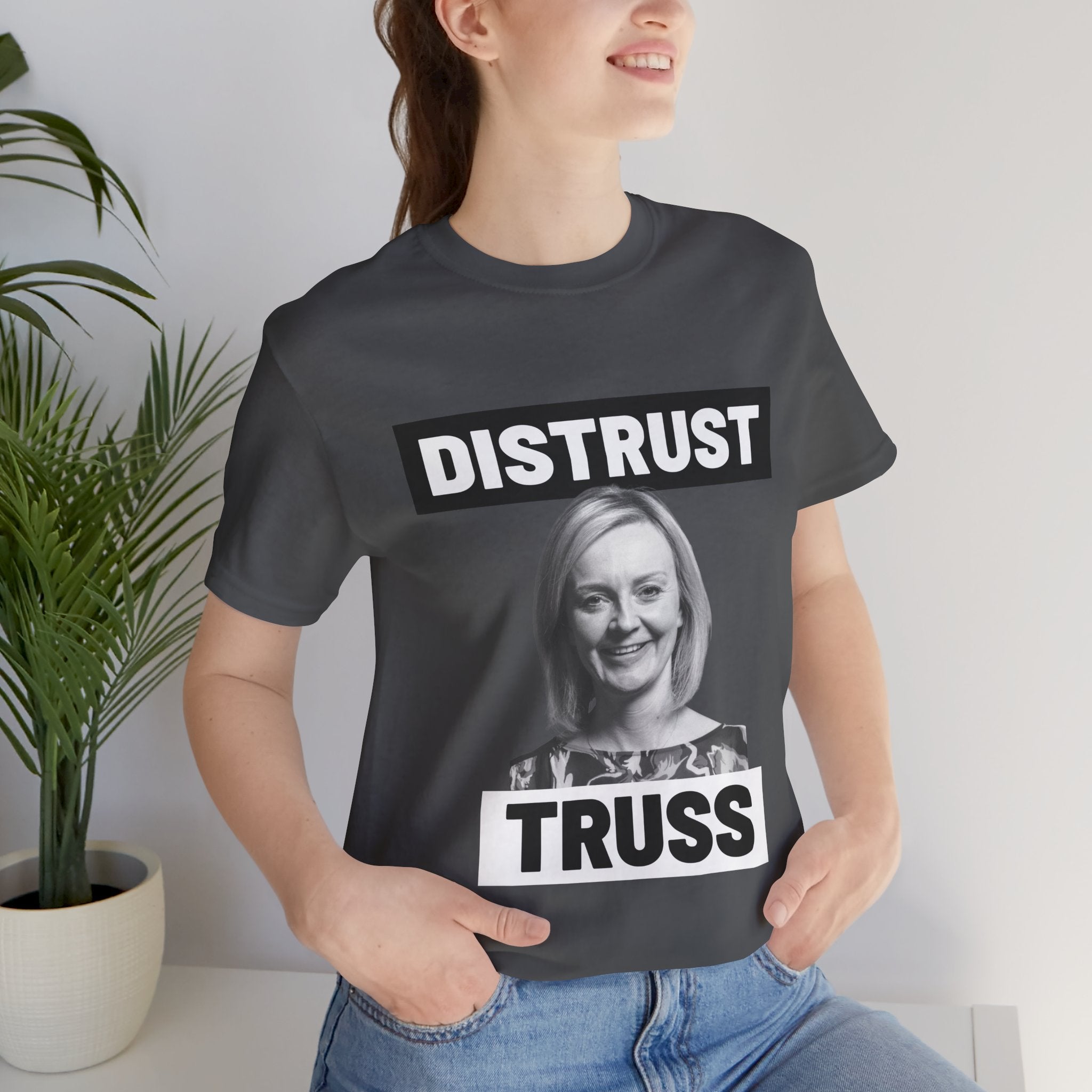 Distrust Truss T-Shirt: British Politics Corrupt Leadership