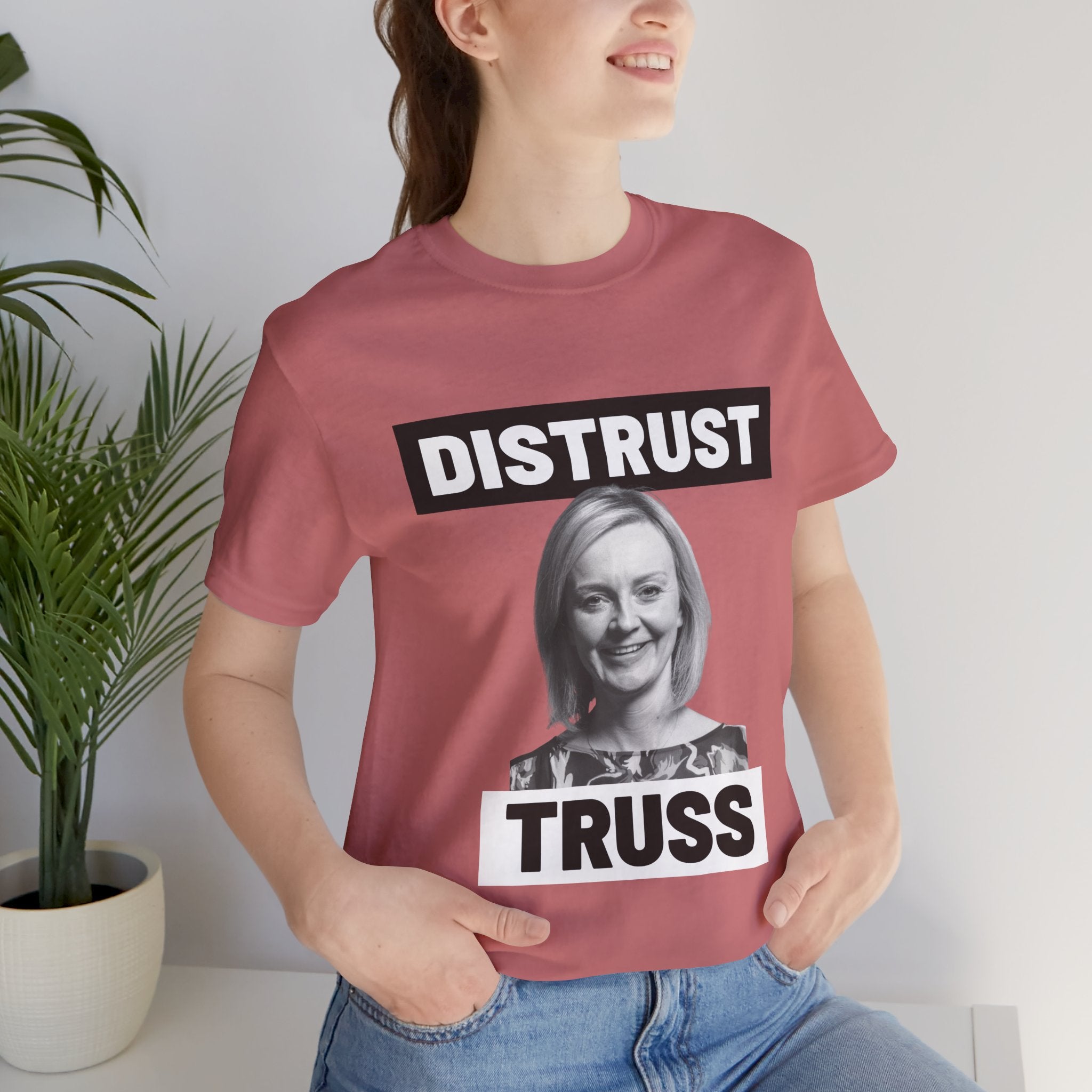 Distrust Truss T-Shirt: British Politics Corrupt Leadership