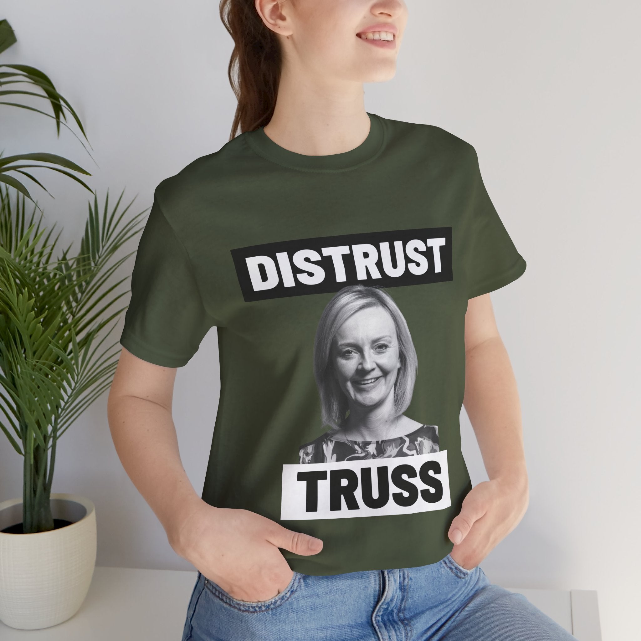 Distrust Truss T-Shirt: British Politics Corrupt Leadership